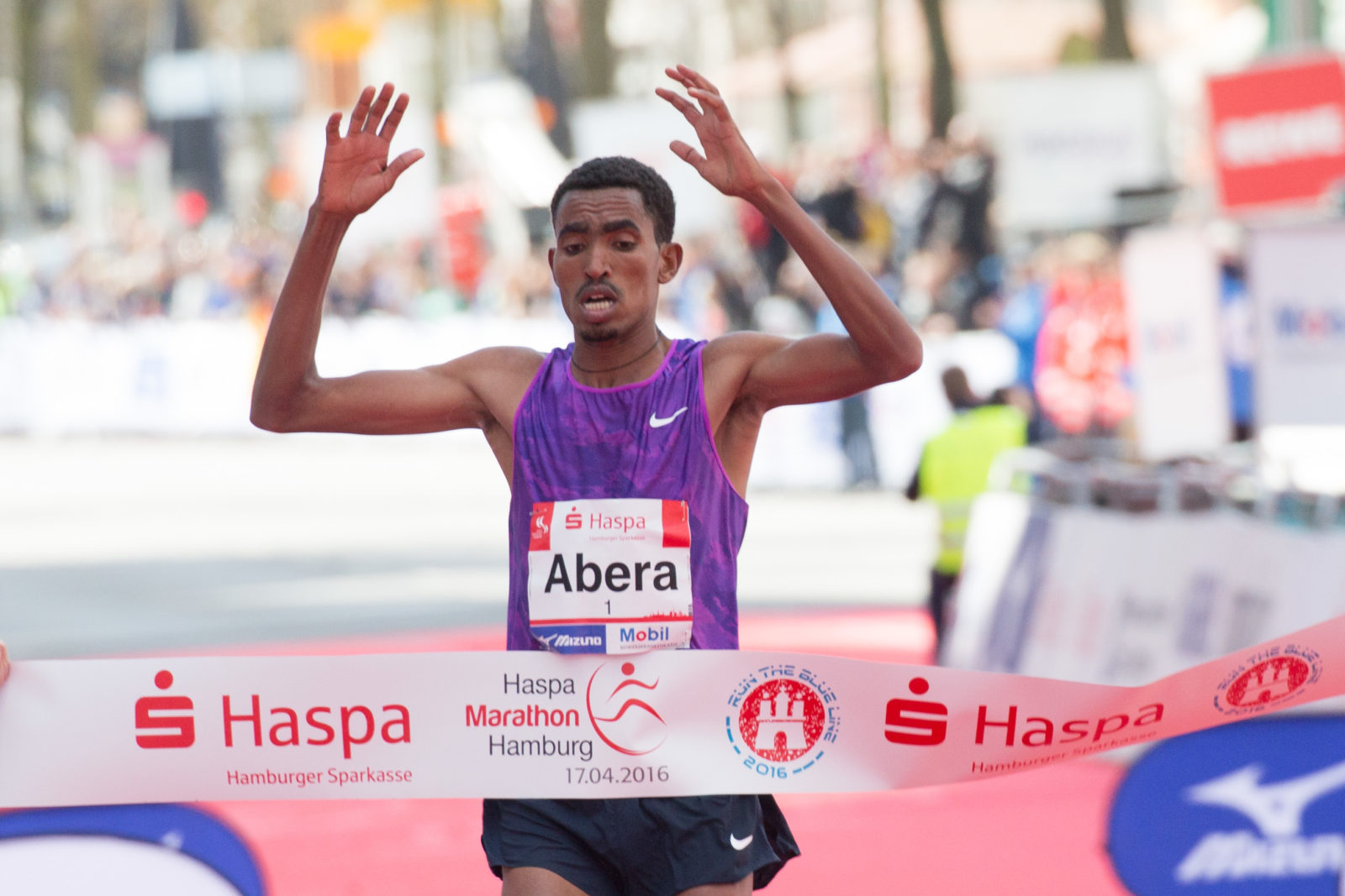 Meselech Melkamu breaks course record, Tesfaye Abera wins Hamburg