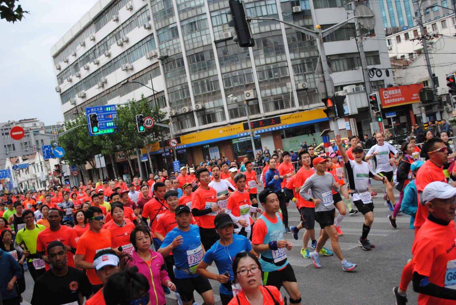 Die Teilnehmer*innen des Shanghai Marathons in den typisch roten Shirts. 