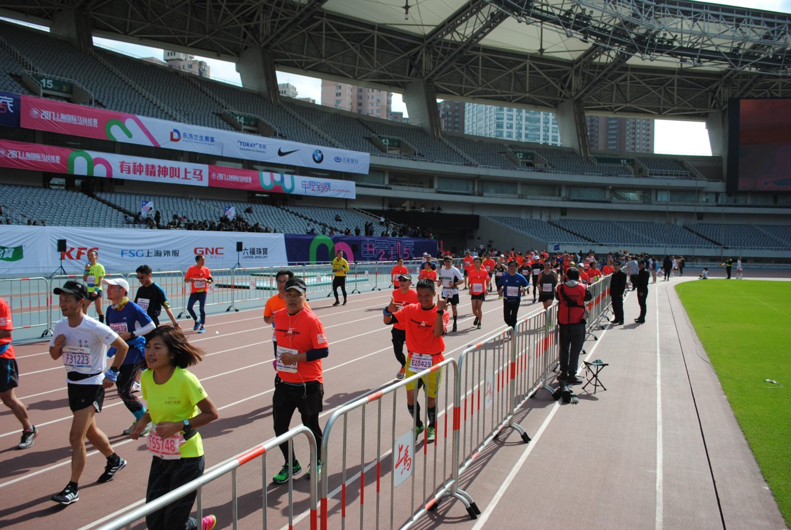 Die Marathonis auf dem Weg ins Ziel beim Shanghai Marathon.