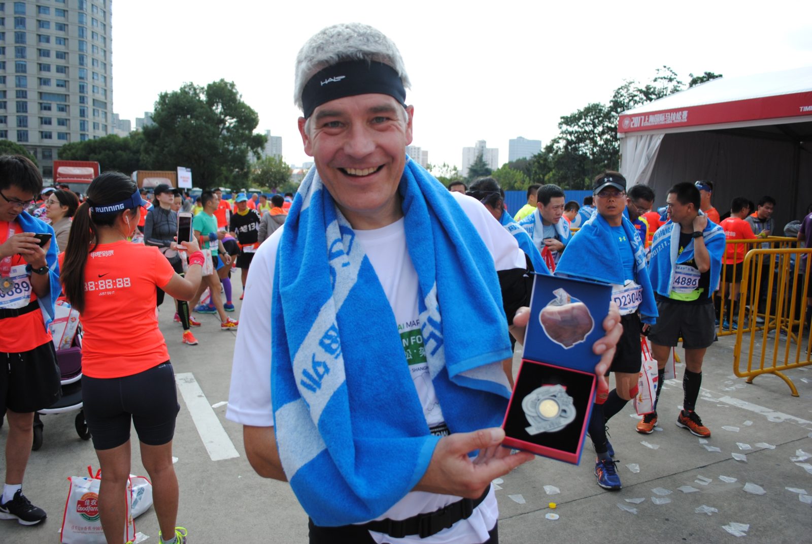 Bericht vom Shanghai Marathon: Das wertvollste Stück Metall der Welt