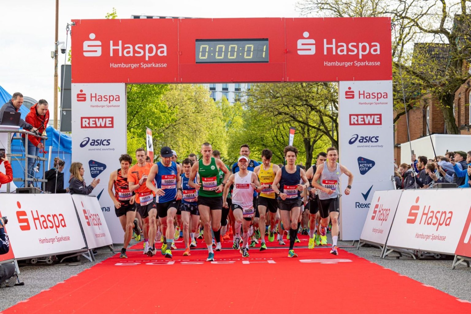 Erfolgreicher Start des Haspa Halbmarathon Hamburg 2024 Haspa