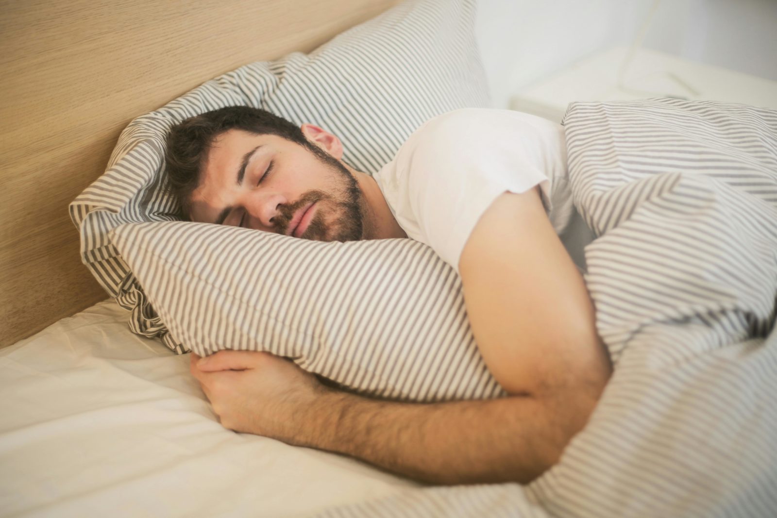 Schlechter Schlaf nach dem Sport: Mann schläft