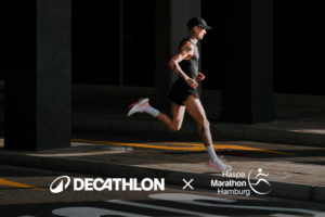 Decathlon und Haspa Marathon Hamburg: Läufer läuft vor dunklem Hintergrund